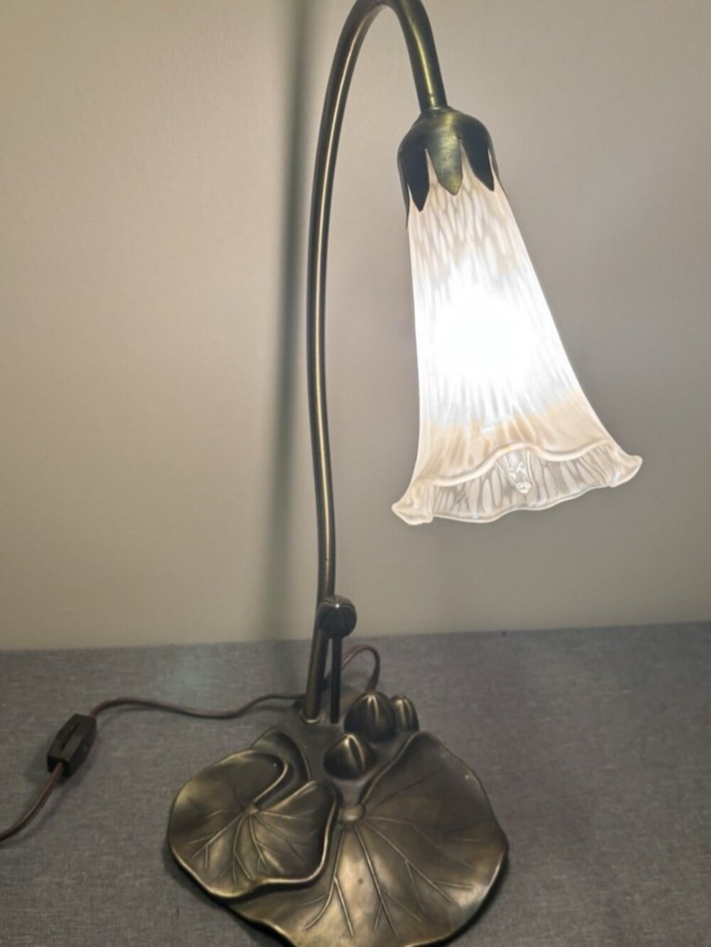 Vintage Tiffany Style Lily Pad Table Lamp Tulip Frosted Tulip Shade Light